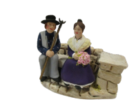SANTONS COUPLE ARLESIENNE GARDIAN SUR BANC (7cm) nouveauté 2026